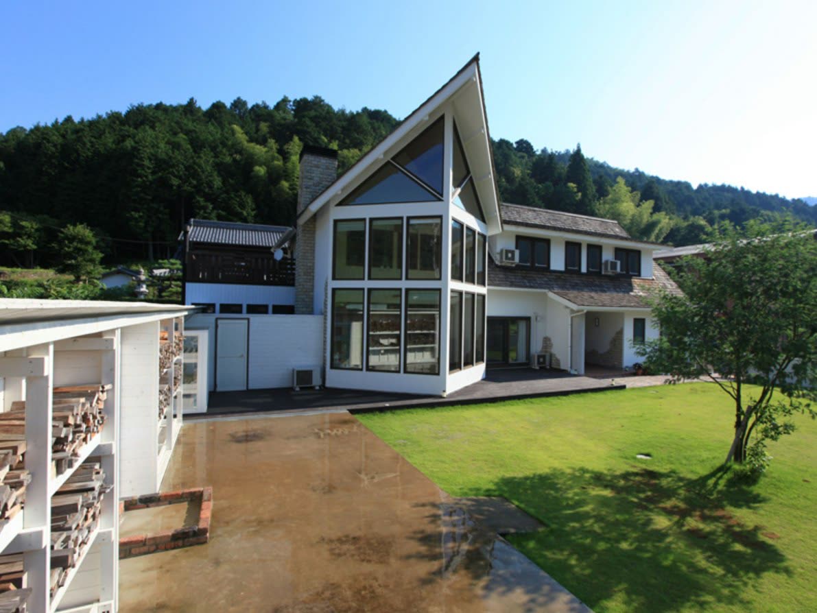 三角屋根と大きな窓の家
